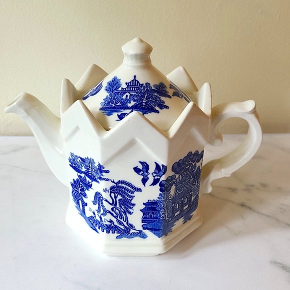 Unique Vintage Blue Willow Style Teapot - Picture 2 of 6